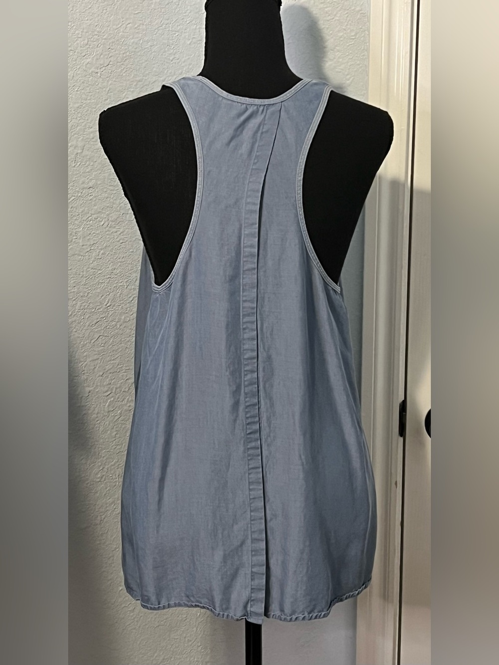 lululemon athletica Light Blue Chambray Split Racerback Tank EUC - Picture 4 of 6